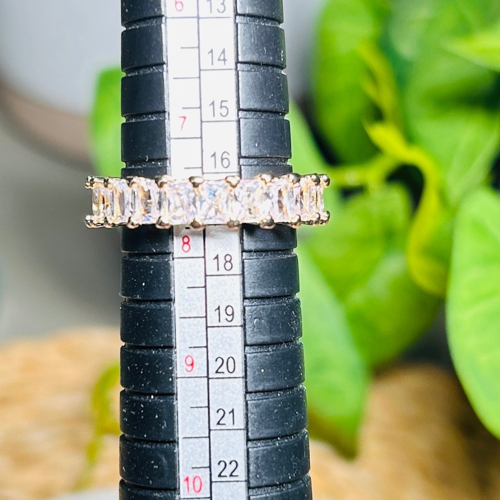 Sparkly baguette-shaped crystal stone and gold-toned ring. Size 7 3/4 - Picture 10 of 10